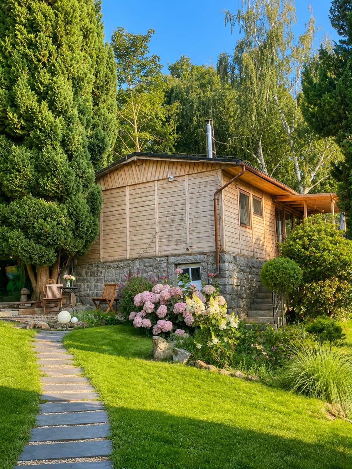 Liebevoll modernisierter DDR-Bungalow in Schirgiswalde mit Garten und überdachtem Balkon