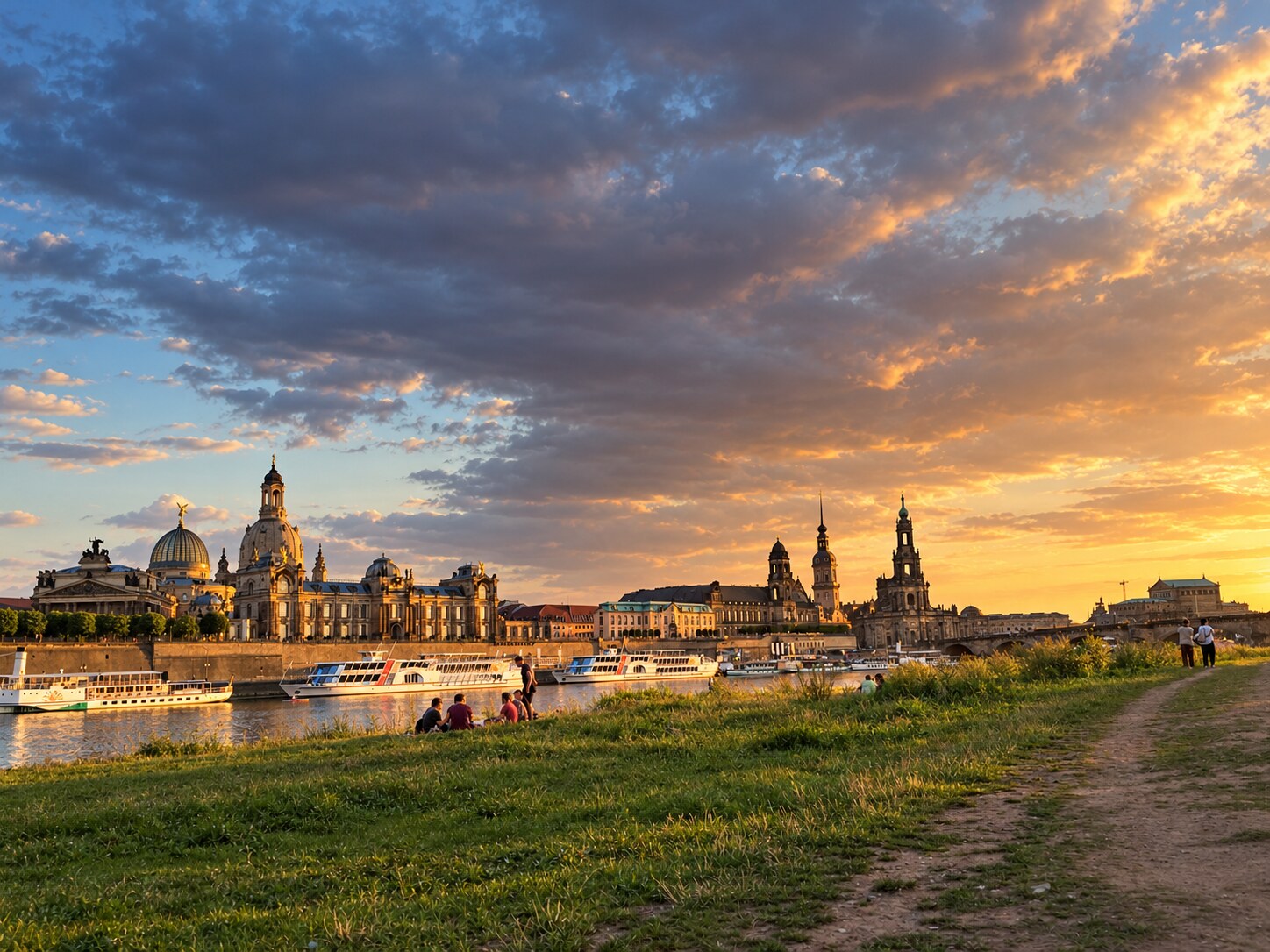 Dresdner Altstadtsilhouette mit Frauenkirche und Elbe im warmen Abendlicht