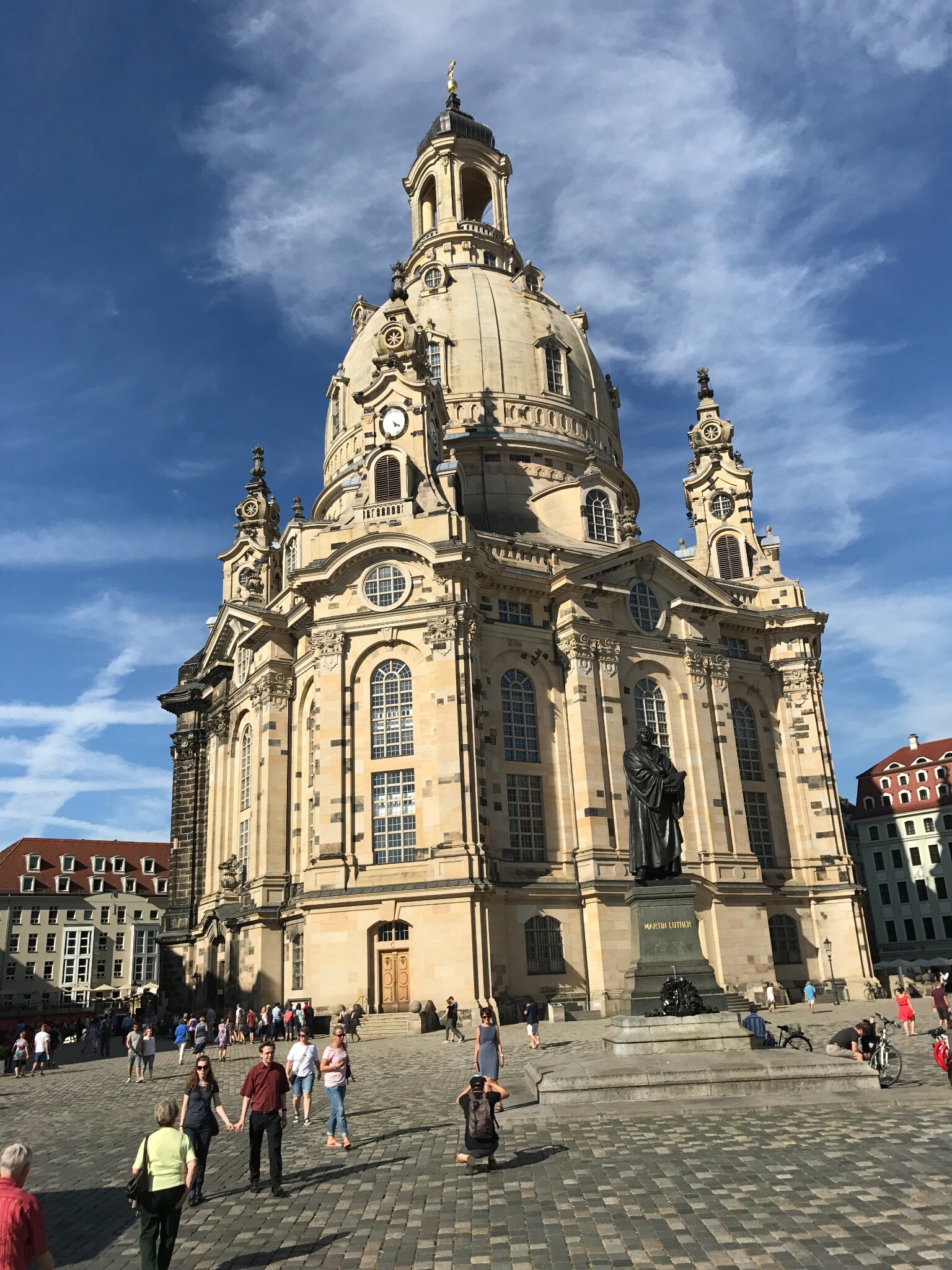Frauenkirche am Dresdner Neumarkt unter blauem Himmel